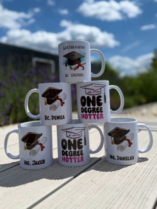 🎓☕ Hledáte originální dárek pro čerstvého absolventa? Máme tip, který nezklame – osobní hrneček se jménem a motivem k...